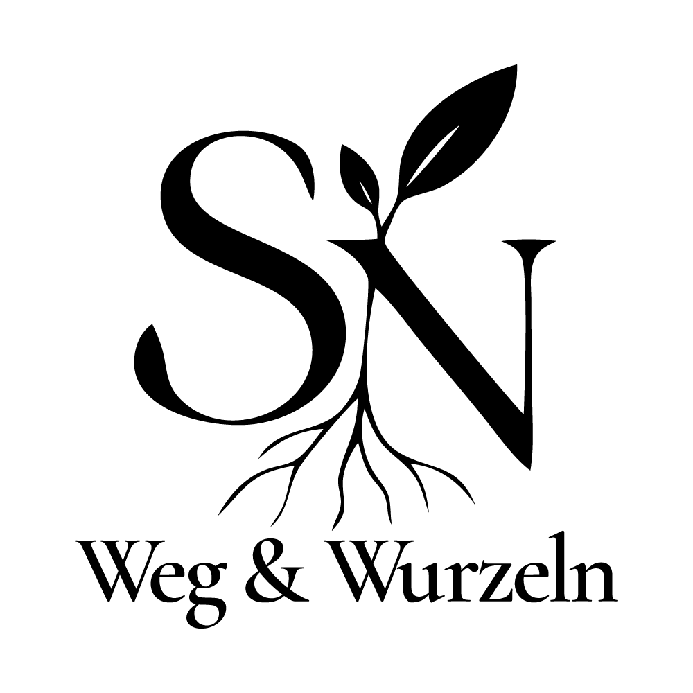Logo Weg & Wurzeln: Initialen SN mit stilisierter Pflanze und Wurzeln und Weg & Wurzeln darunter geschrieben